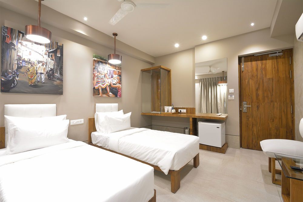 אחמדאבאד Urbane The Hotel מראה חיצוני תמונה
