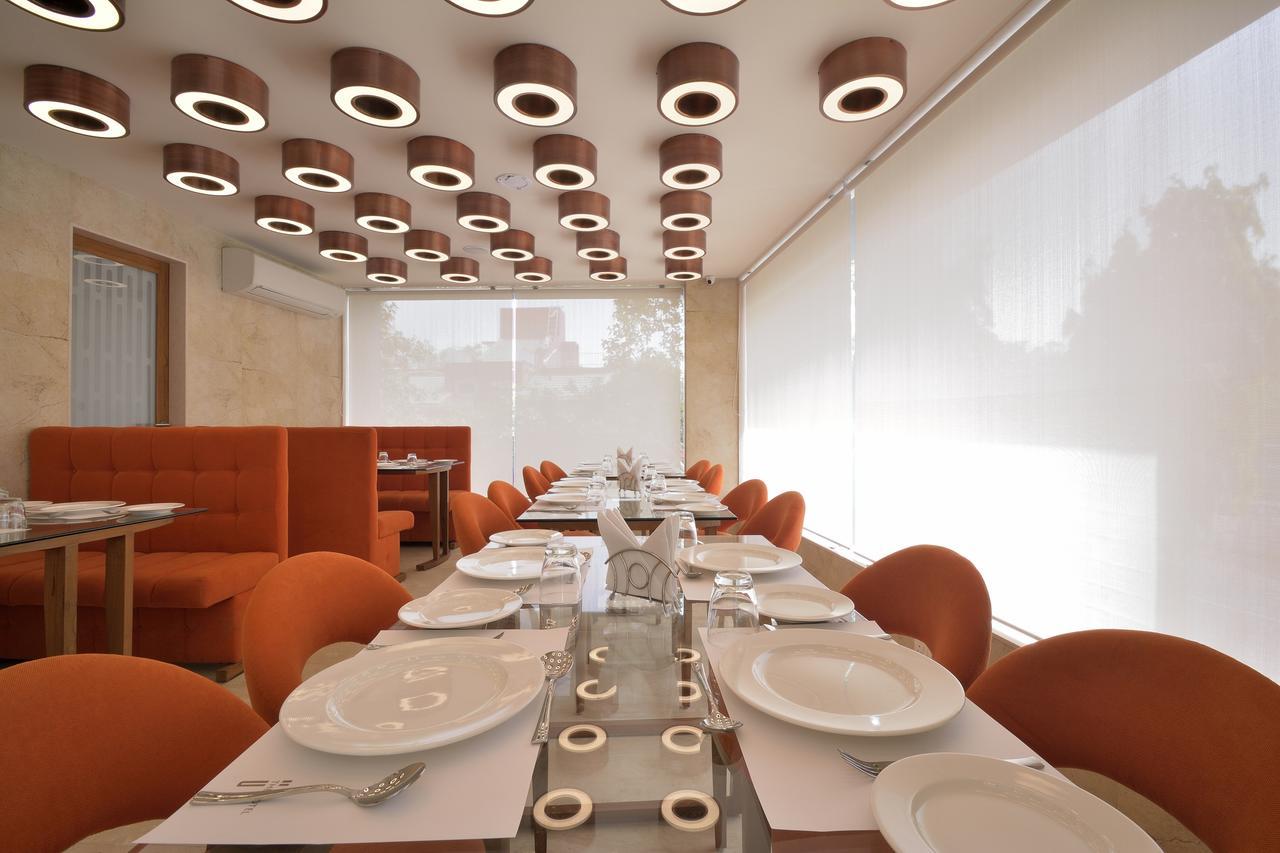 אחמדאבאד Urbane The Hotel מראה חיצוני תמונה