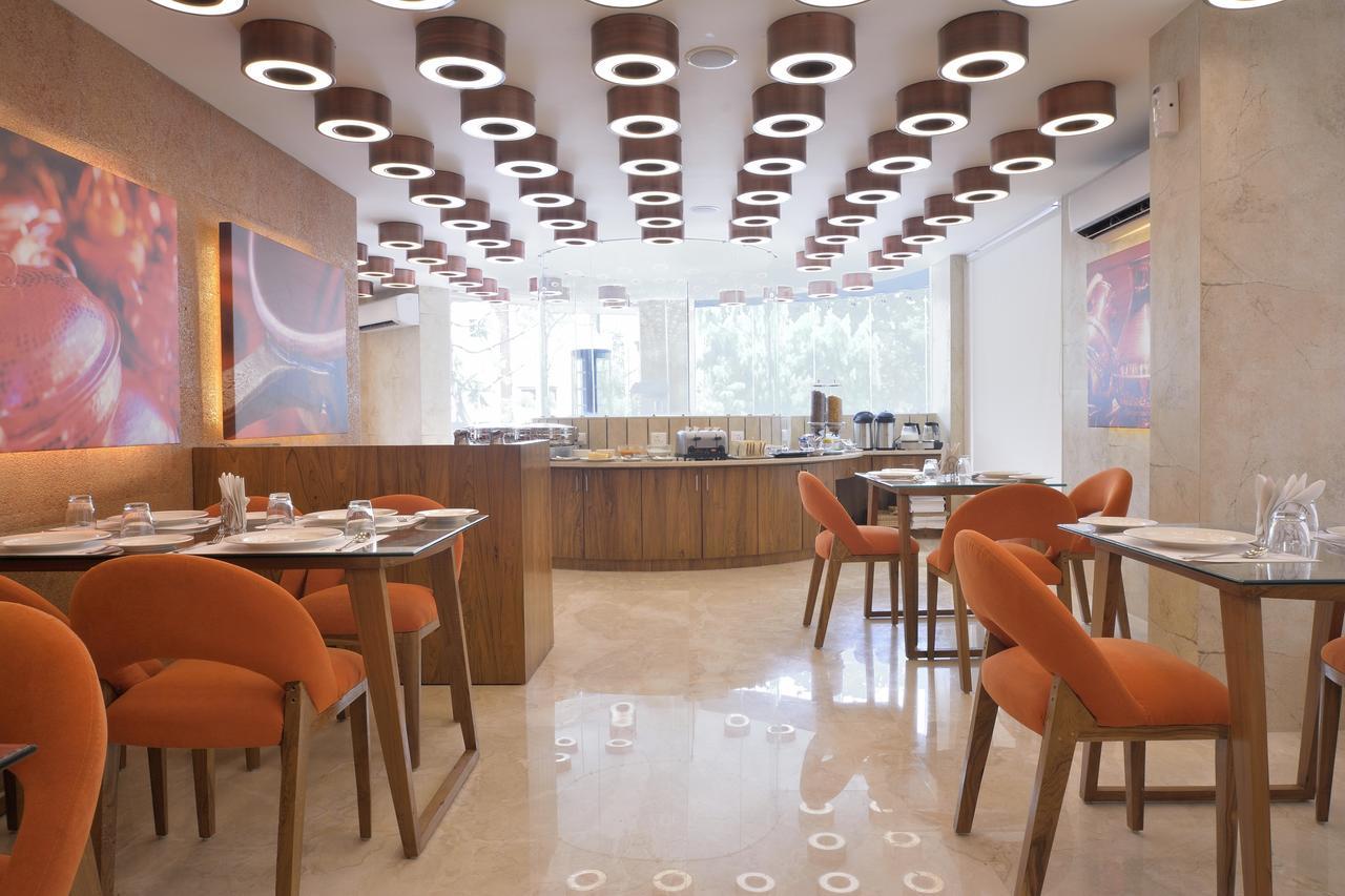 אחמדאבאד Urbane The Hotel מראה חיצוני תמונה