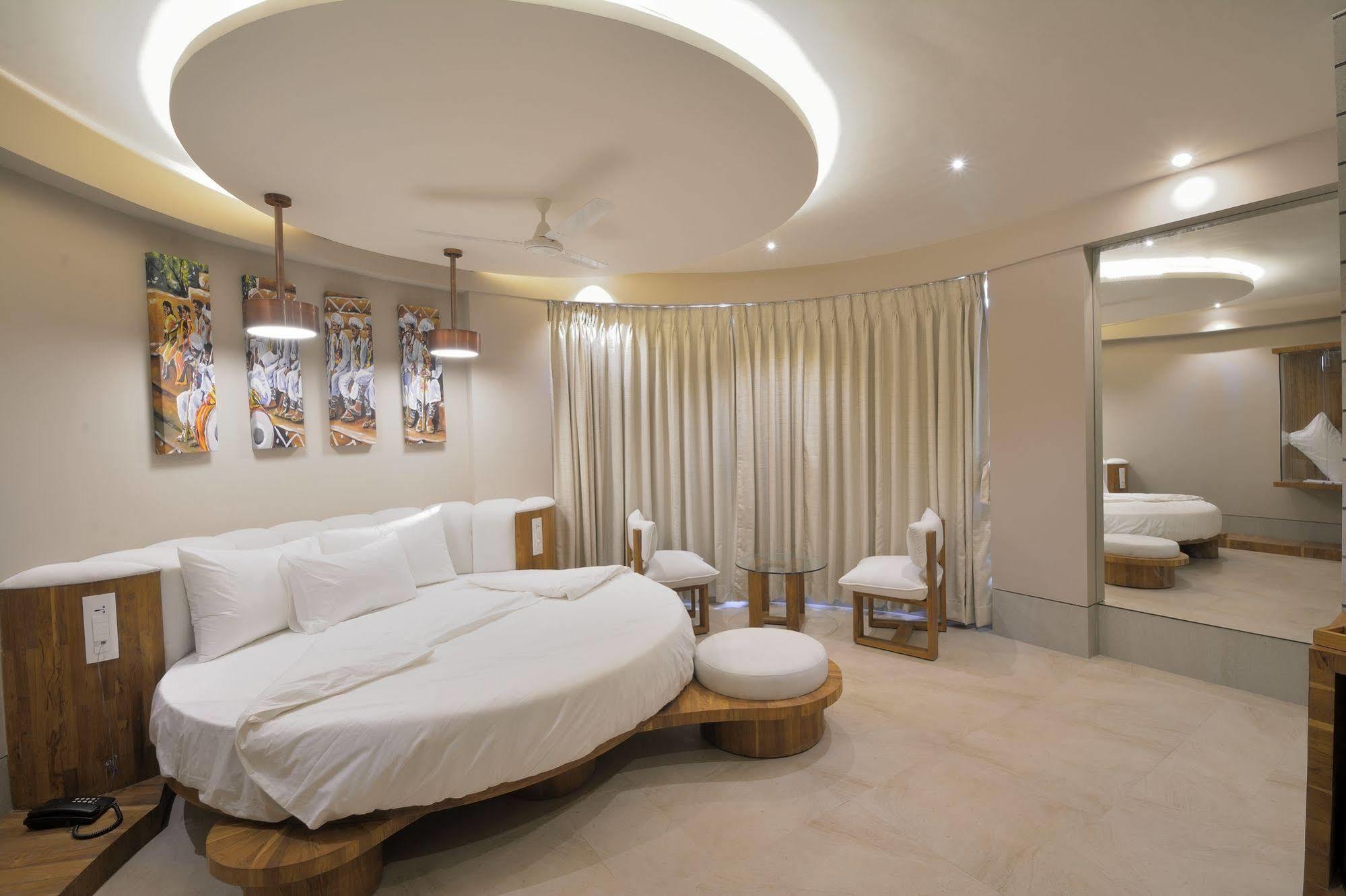 אחמדאבאד Urbane The Hotel מראה חיצוני תמונה